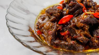 Berlado / berlada ya da Asya 'da özellikle Endonezya, Malezya ve Tayland' da acılı ve ünlü yemeklerle kızartılmış sığır eti. Baharatlı ve kokulu Balado soslu leziz et..