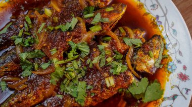 Kavrulmuş uskumru (ikan sardin) baharatlı sambal kırmızı biber ve soğanlı soğanlı garnitür olarak pişirilir..