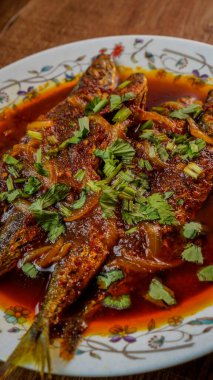 Kavrulmuş uskumru (ikan sardin) baharatlı sambal kırmızı biber ve soğanlı soğanlı garnitür olarak pişirilir..