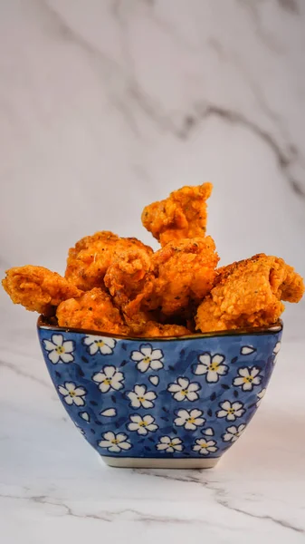 Speziato Pollo Fritto Profondità Teneri Strisce Croccante Ciotola Isolato Sfondo — Foto Stock