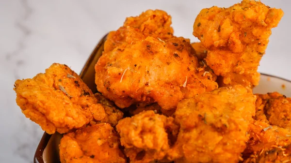 Würzig Frittiertes Hähnchen Tenders Streifen Knusprig Schüssel Isoliert Auf Marmor — Stockfoto