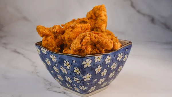 Speziato Pollo Fritto Profondità Teneri Strisce Croccante Ciotola Isolato Sfondo — Foto Stock