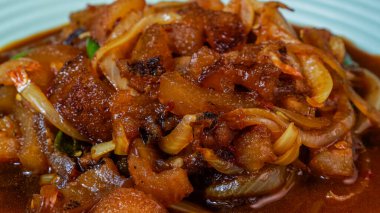 İnek derisi baharatlı soya sosuyla kızartılmış soğan, kuş gözü biberi ve diğer baharatlar..