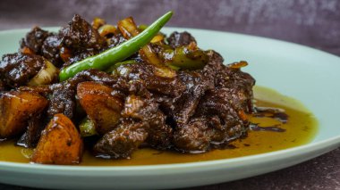 Soya sosunda pişirilmiş sığır eti ve baharatlar mükemmelce kızartılıyor. Yeşil biberli garnitür.