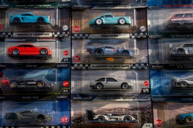 Ipoh, Malezya - 17 Ağustos 2025: Porsche, Nissan, Mazda ve Toyota modelleri de dahil olmak üzere çeşitli koleksiyonluk arabalar orijinal paketlerde satışa sunuldu.