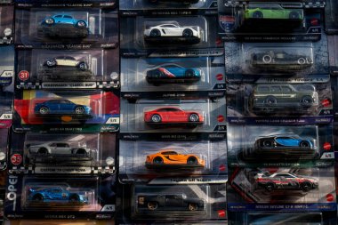 Ipoh, Malezya - 17 Ağustos 2025: Porsche, Nissan, Mazda ve Toyota modelleri de dahil olmak üzere çeşitli koleksiyonluk arabalar orijinal paketlerde satışa sunuldu.