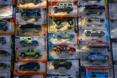 Ipoh, Malezya - 17 Ağustos 2025: Aksiyon figürleri, çizgi film karakterleri ve koleksiyonlar içeren renkli oyuncaklar yerel bit pazarında mavi bir hasırda sergileniyor.