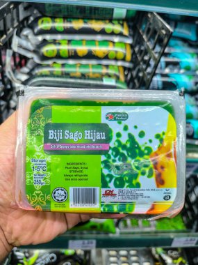 PERAK, MALAYSIA - 22 Ekim 2025: Buzlu bir süpermarket bölümünde Biji Sago Hijau 'nun (Yeşil Sago İncileri) bir paketi var.
