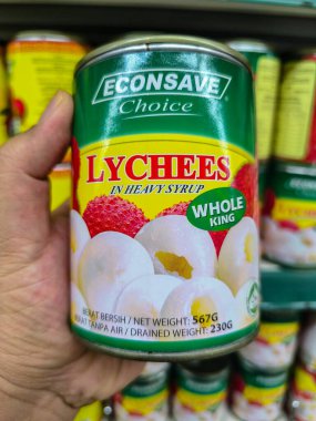 PERAK, MALAYSIA - 22 EKİM 2025: Bir el Ağır Şerbetli Seçimi Kurtar Lychees konservesini tutuyor.