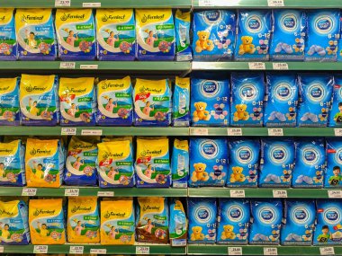 PERAK, MALAYSIA - 22 Ekim 2025: Çocuklar için çeşitli markalarla dolu bir süpermarket rafı.