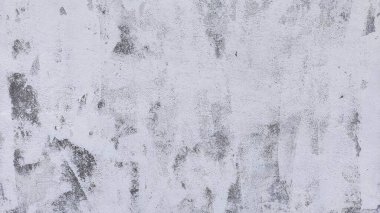 Eskimiş beyaz beton bir duvarın dokusu, soyulmuş boya ve koyu gri bantlar, eski ve endüstriyel estetik arka planlar için sergileniyor..