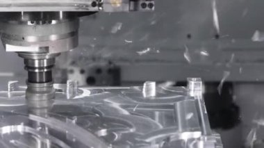 Alüminyum metal parçası, Endüstriyel Fabrika 4k üzerinde çalışan yüz değirmeni kabuğu son değirmen aracı ile otomatik programlanmış CNC dikey değirmen makinesi.