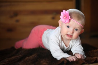 yerde yatarken 6 aylık bebek