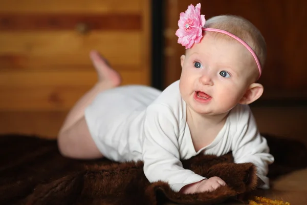 6 hónapos baba feküdt a padlón — Stock Fotó