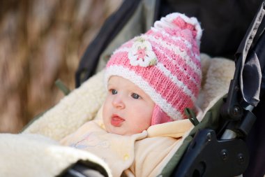 Çocuk tekerlekli sandalyede oturur