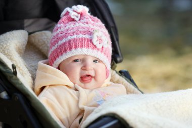 Çocuk tekerlekli sandalyede oturur