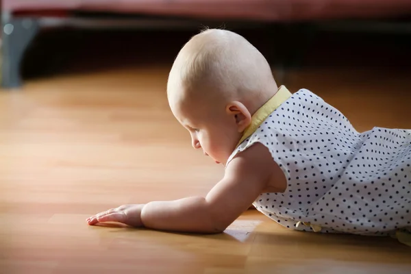 Bebé de 6 meses tirado en el suelo — Foto de Stock