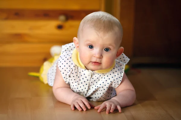 6 Monate altes Baby liegt auf dem Boden — Stockfoto