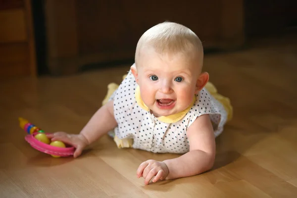 6-maand-oude baby liggend op de vloer — Stockfoto