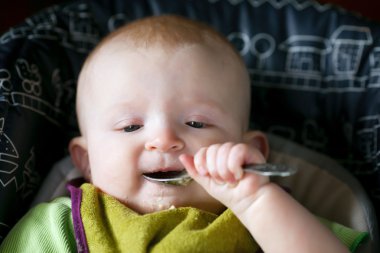 6 aylık bebek yiyor bir kaşık