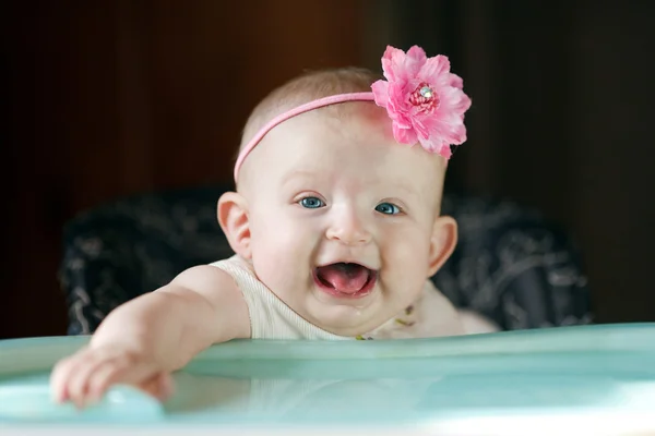 Bebê de 6 meses na mesa das crianças — Fotografia de Stock