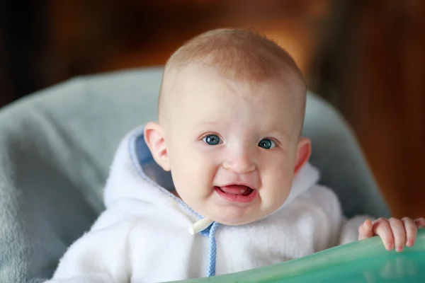 Bebê de 6 meses na mesa das crianças — Fotografia de Stock