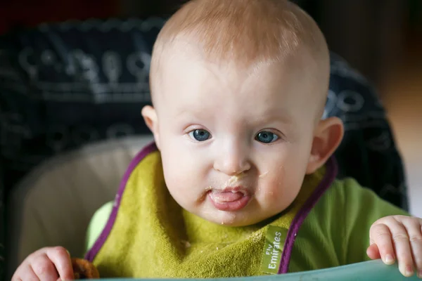 Bebé de 6 meses en la mesa de los niños — Foto de Stock