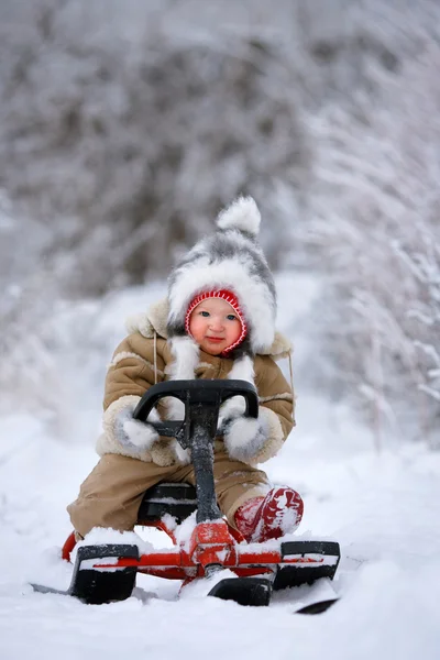 A criança na scooter de neve — Fotografia de Stock