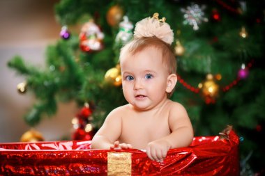 Çocuğun önünde Noel ağacı