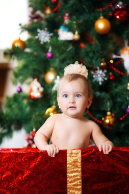 Çocuğun önünde Noel ağacı