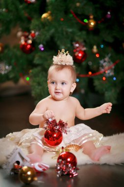 Çocuğun önünde Noel ağacı