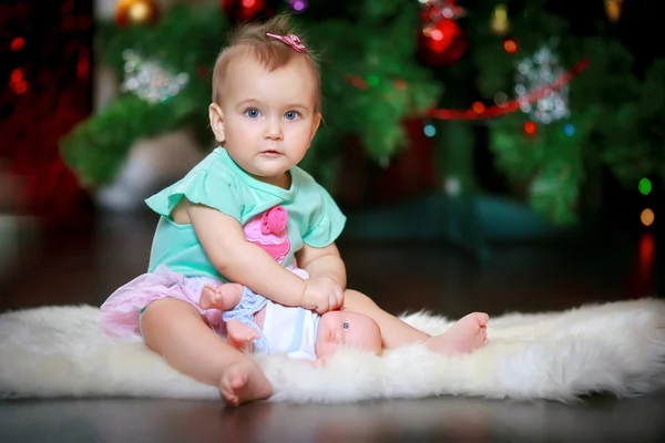 El niño delante del árbol de Navidad — Foto de Stock