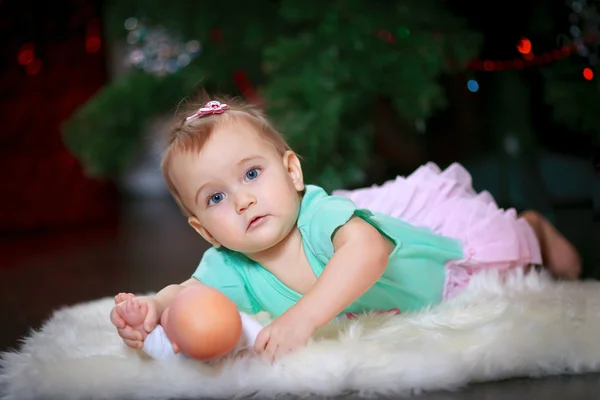 Das Kind vor dem Weihnachtsbaum — Stockfoto