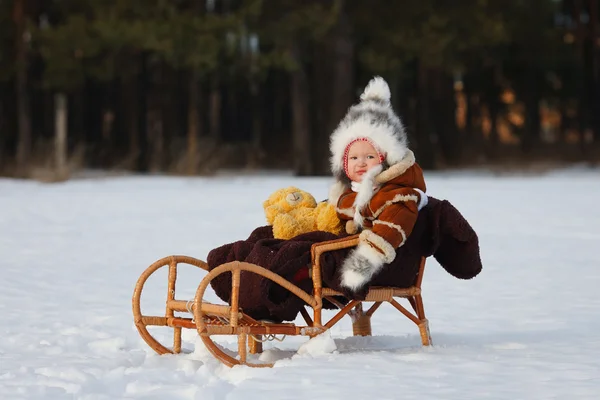 The child sits on a sled — Stock Photo, Image