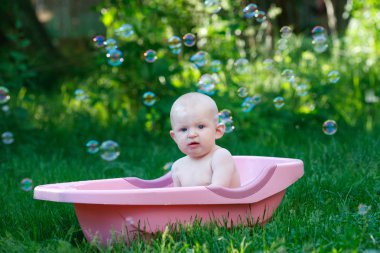 Çocuk bir çocuğun banyoda banyo