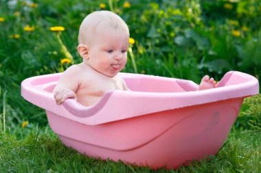 Çocuk bir çocuğun banyoda banyo