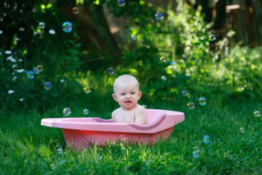 Çocuk bir çocuğun banyoda banyo