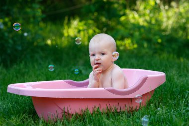 Çocuk bir çocuğun banyoda banyo