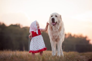 Küçük kız ve büyük bir köpek