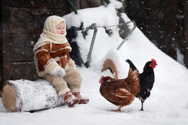 La chica con las gallinas — Foto de Stock