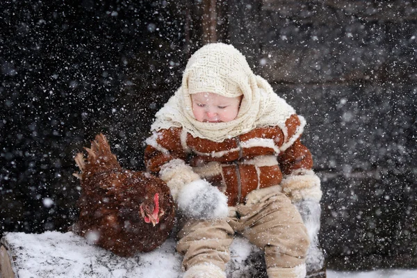 A menina com a galinha vermelha — Fotografia de Stock