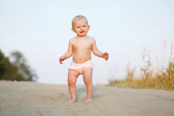 Jarige kind in de zomer op de hemelachtergrond — Stockfoto