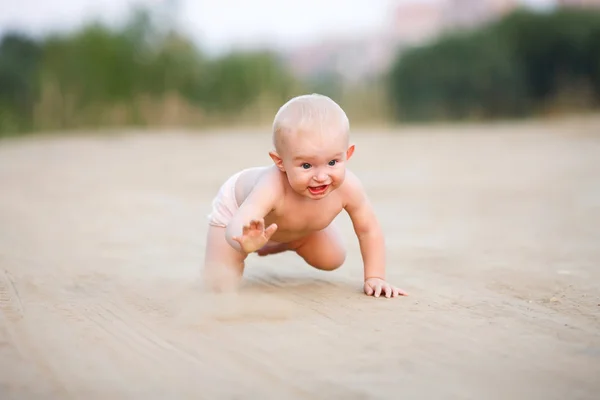 Bebé arrastrándose en el camino — Foto de Stock