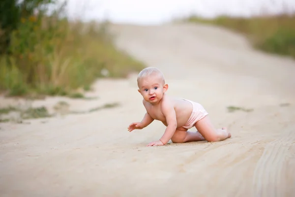 Bebé arrastrándose en el camino — Foto de Stock