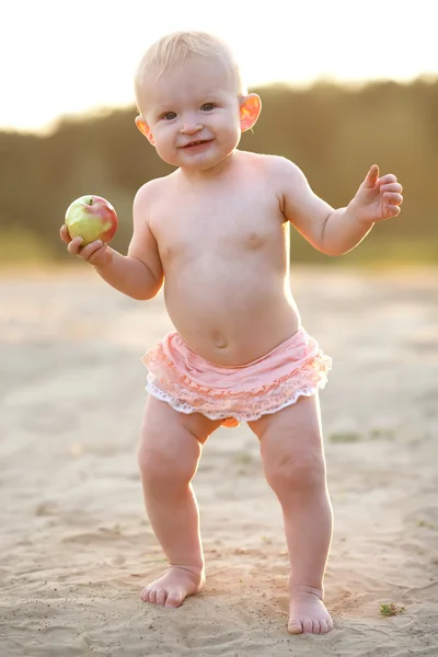 Jalá niño con una manzana en la mano — Foto de Stock