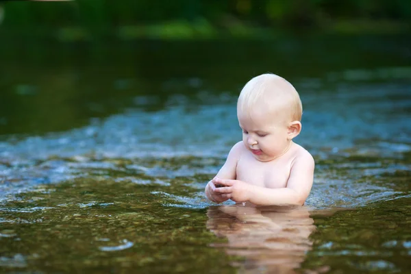 El niño se está bañando en el río — Foto de Stock