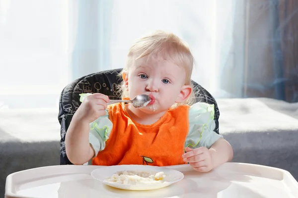 Ребенок ест хлопья — стоковое фото