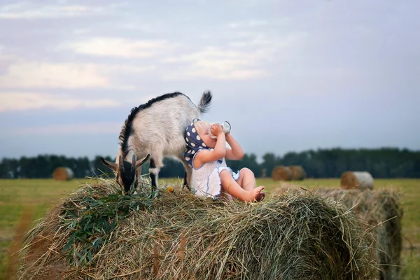 Chica bebiendo leche de cabra Imagen De Stock