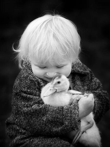 Baby and duckling — Stock Photo, Image