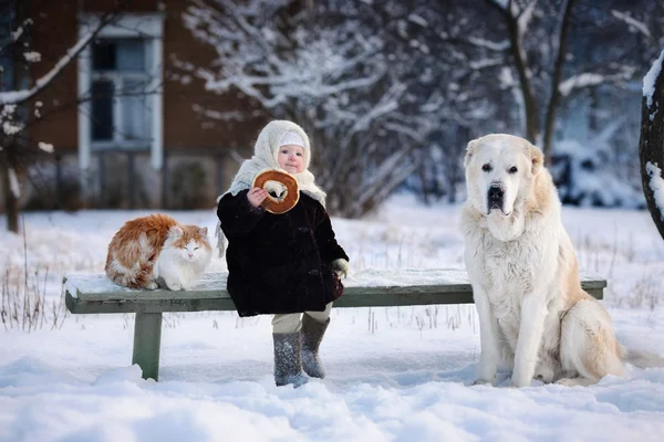 Byn flicka med hund och katt Royaltyfria Stockfoton